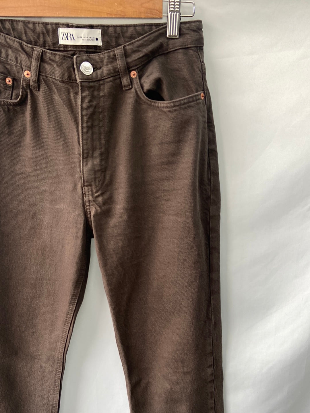 ZARA.Jeans marrones rectos T.36