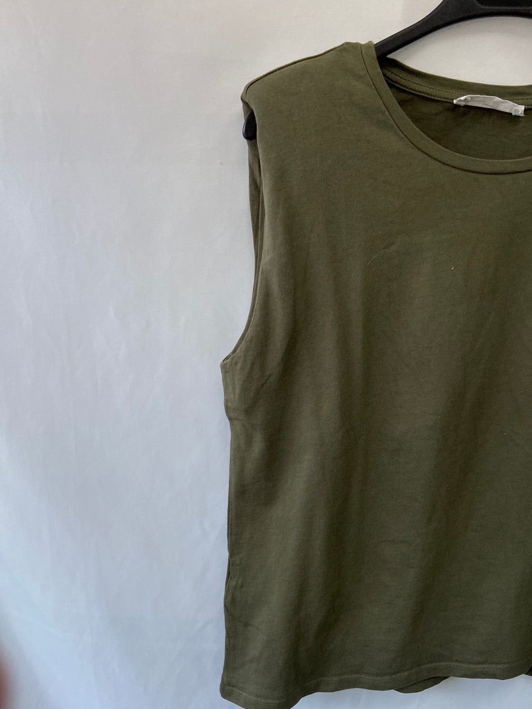 MANGO.Camiseta verde caqui hombreras T.L