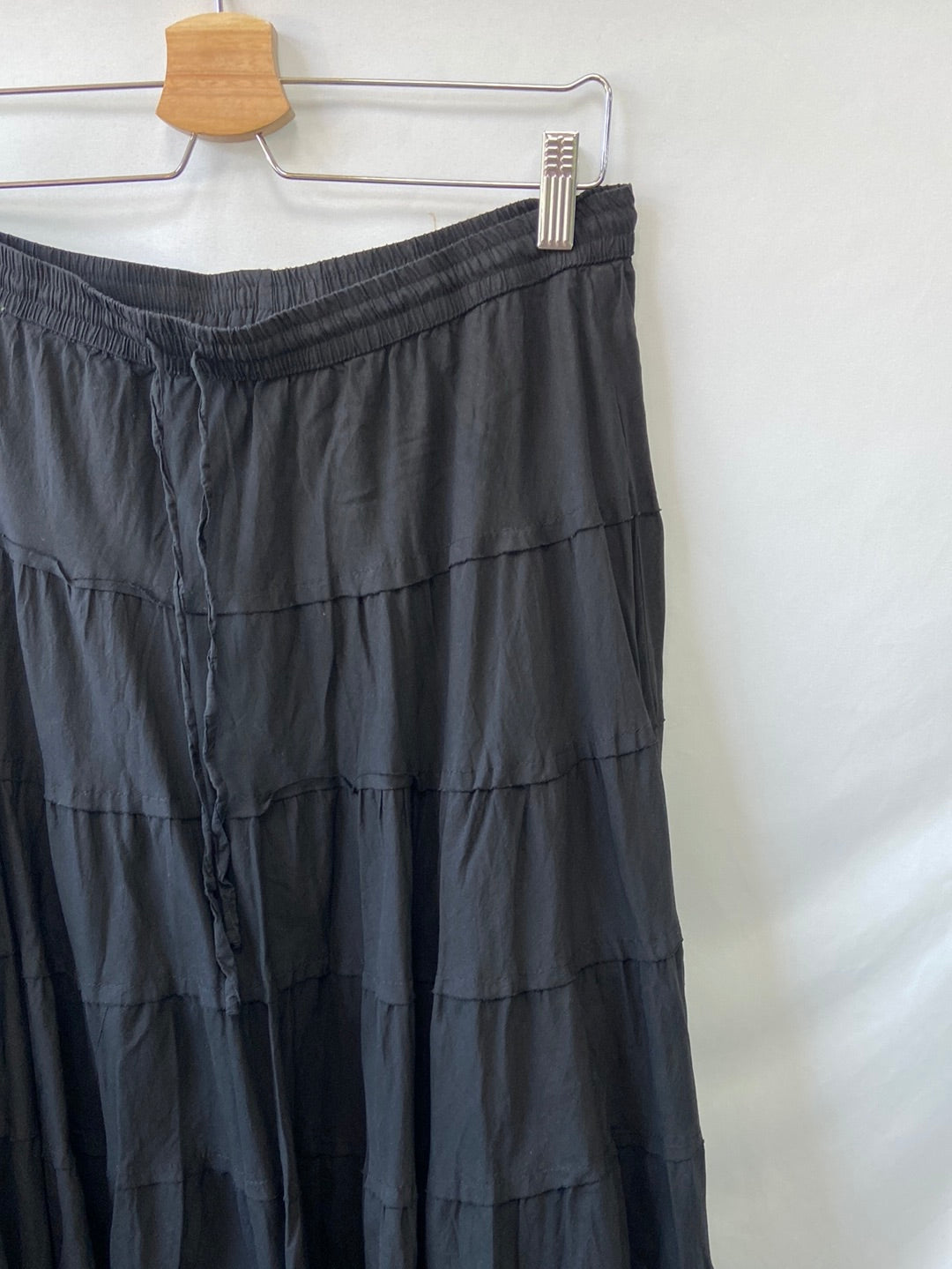 OTRAS.Falda negra larga volantes T.46