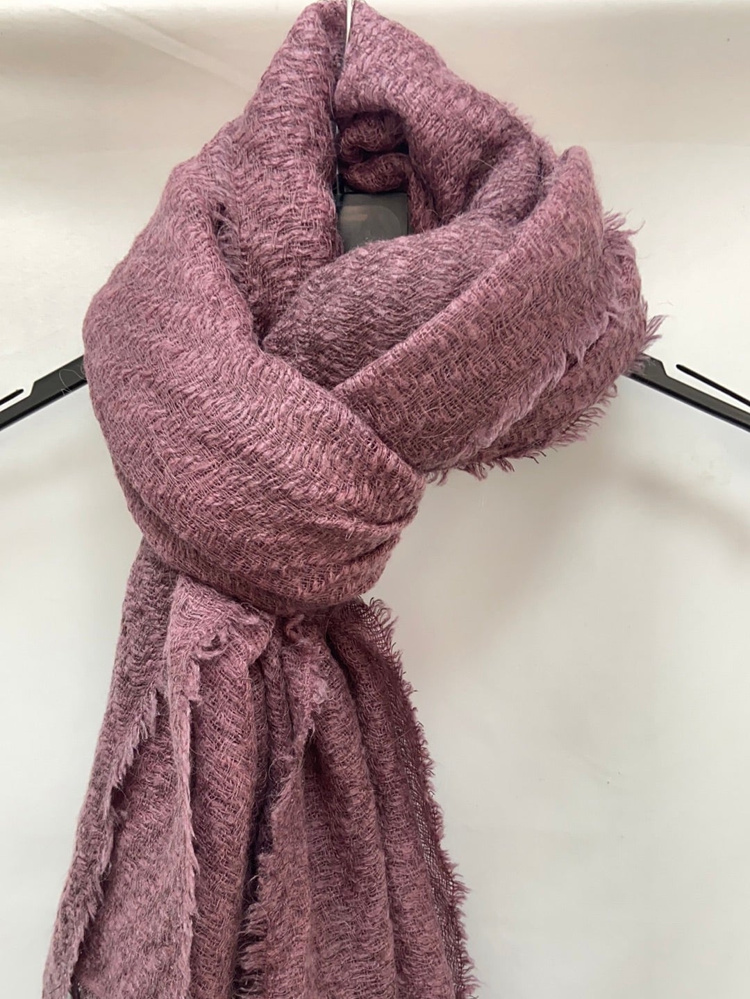 OTRAS. Fular rosa trenzado