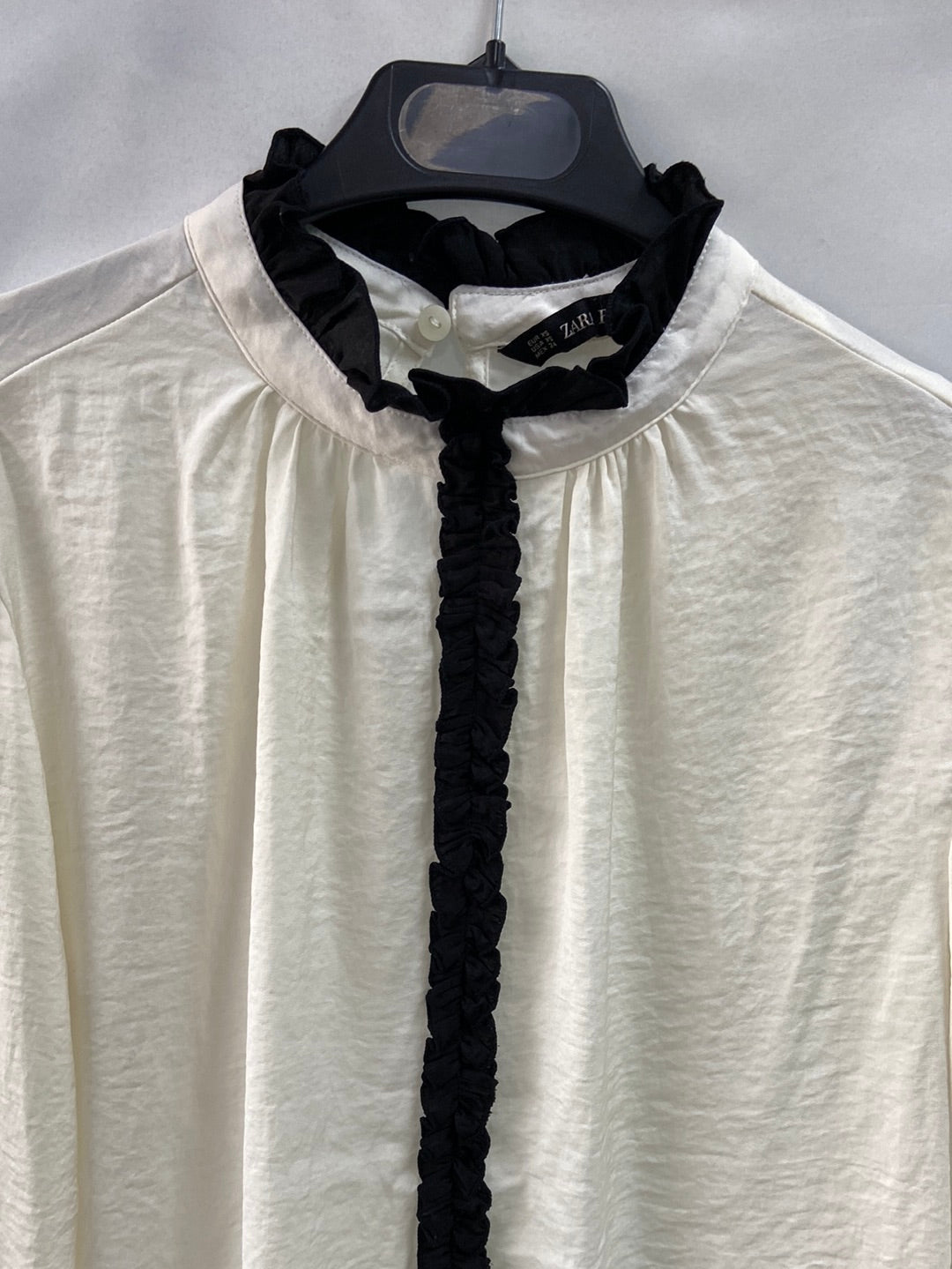 ZARA.Blusa detalle ribete negro T.xs
