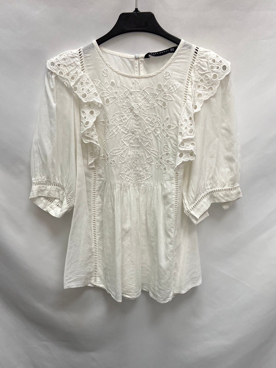 ZARA.Blusa volantes troquelada T.XS (Tara)