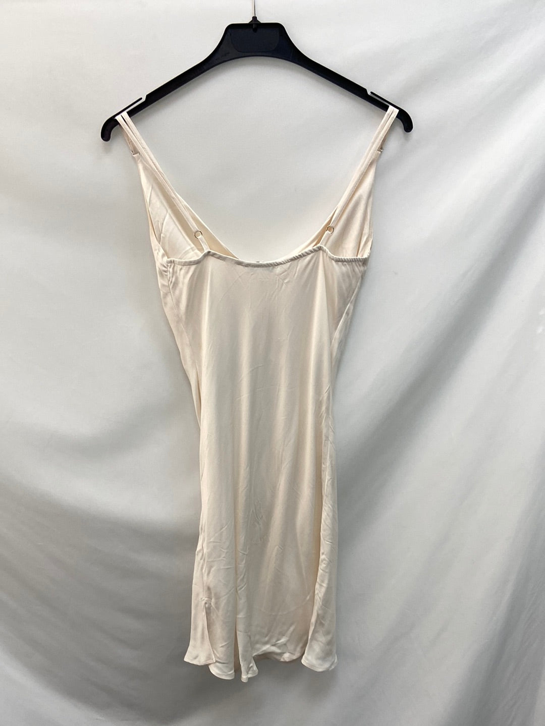 BERSHKA.Vestido blanco satinado T.S