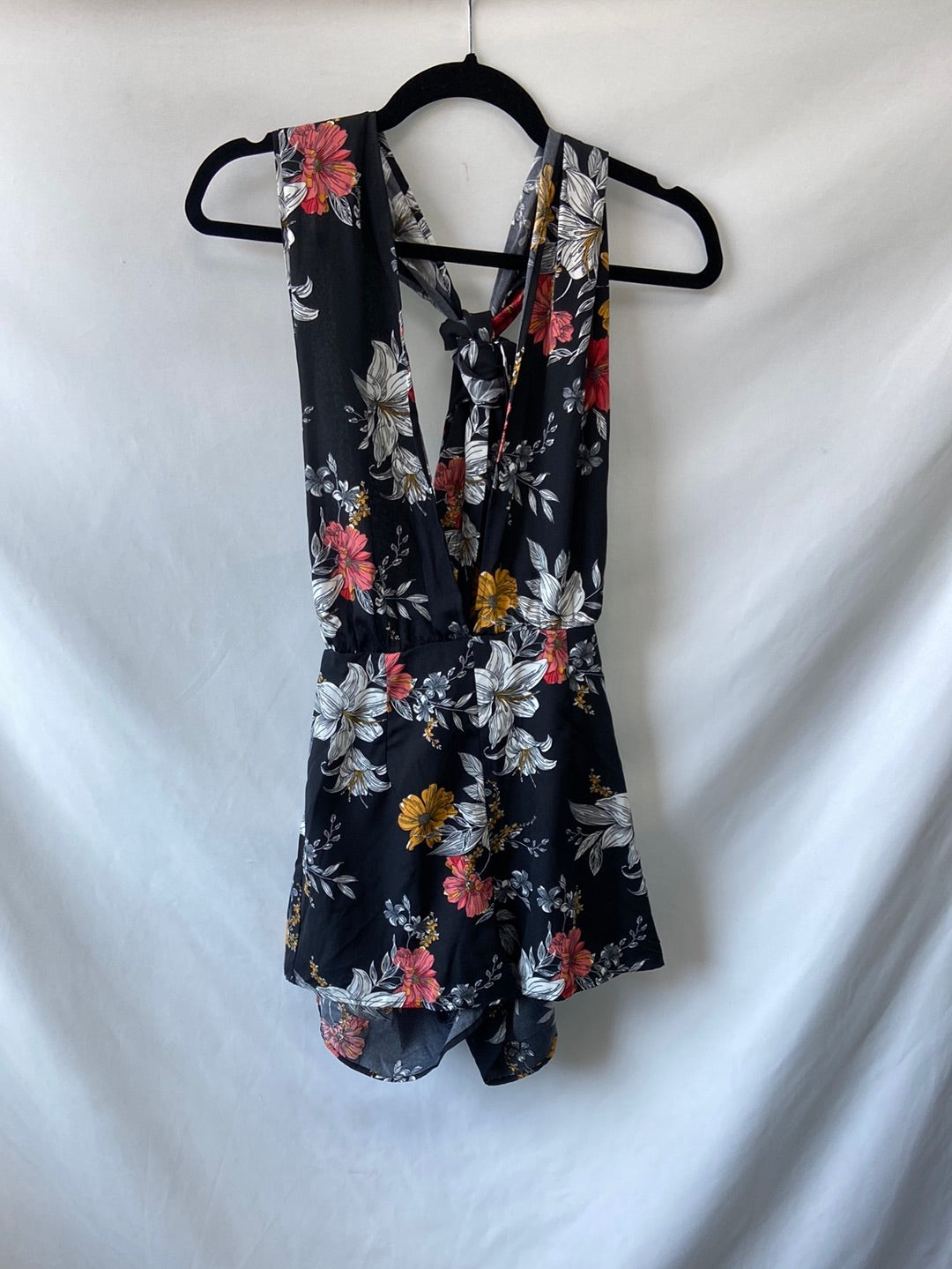 SHEIN.Mono corto espalda abierta T.36