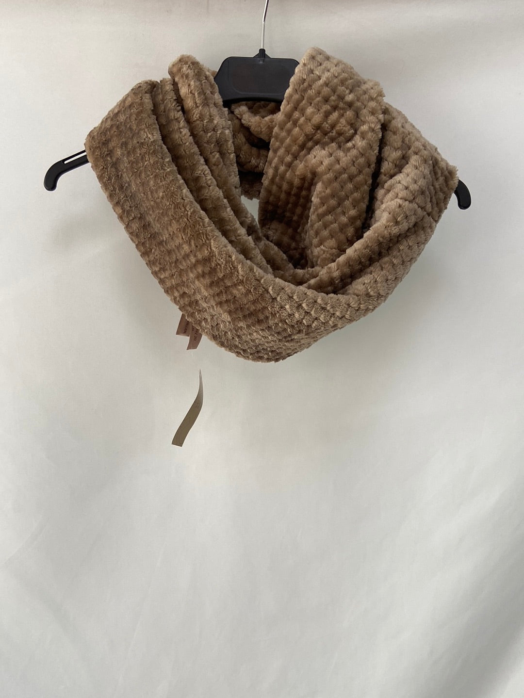 SALVADOR BACHILLER.Cuello beige