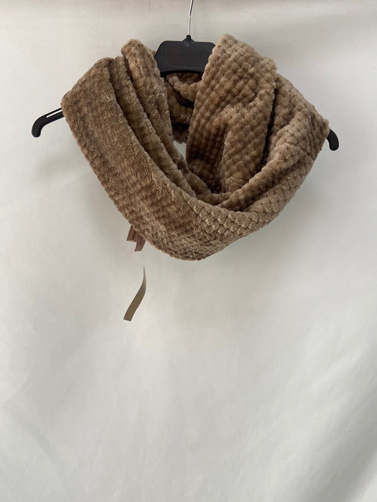 SALVADOR BACHILLER.Cuello beige