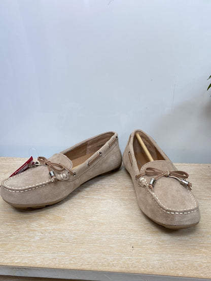 HUSH PUPPIES. Beige suede loafers T.36