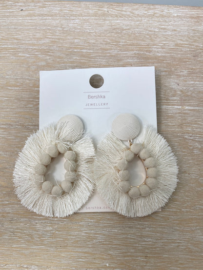 BERSHKA.Pendientes blancos flecos