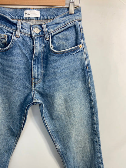 ZARA.Vaqueros rectos deshilachados T.34