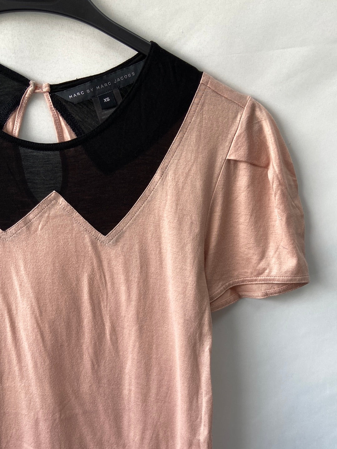 MARC JACOBS. Pink T-shirt with black collar and X-Small