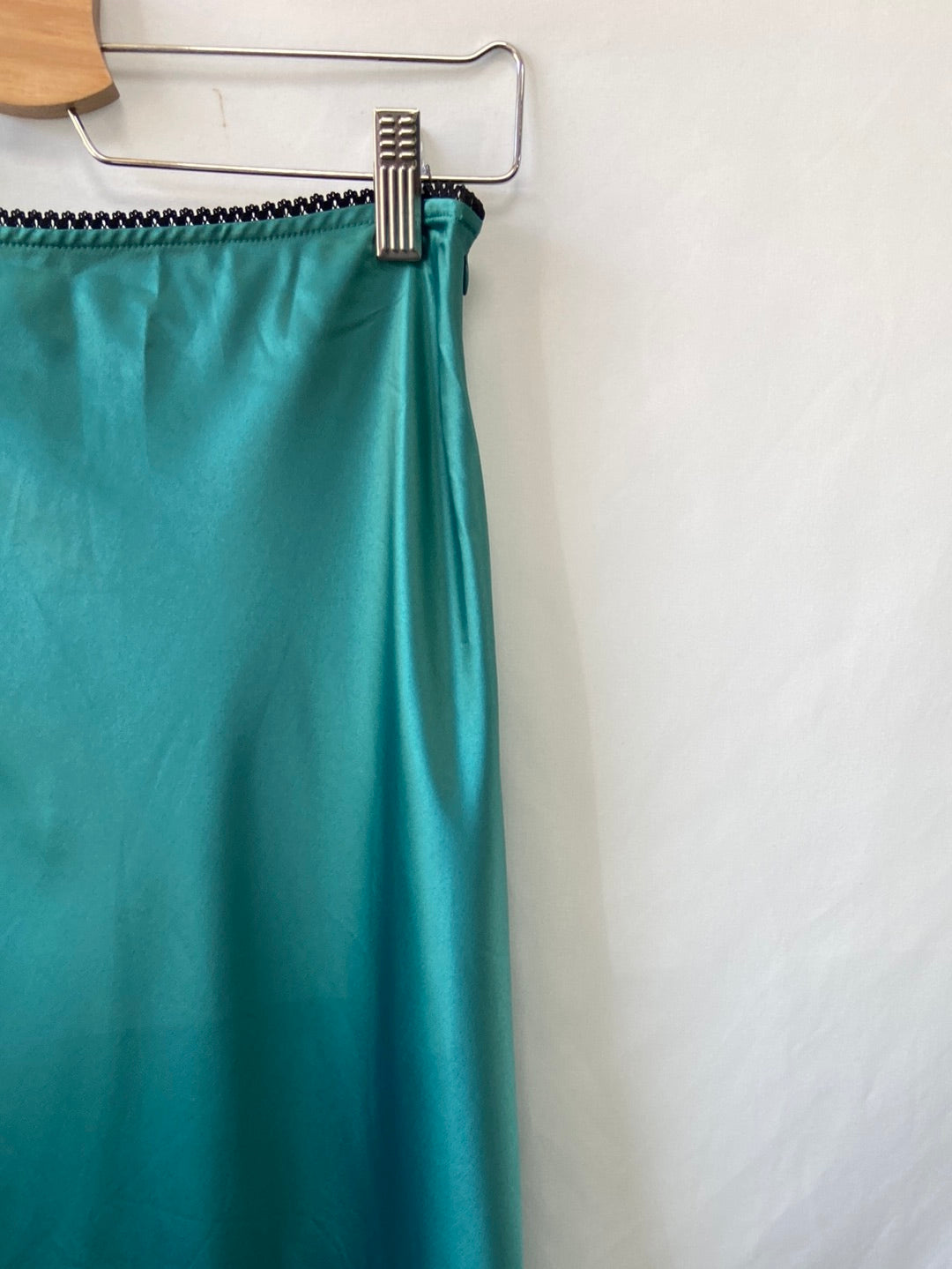 ZARA. Falda midi verde satinada T.s