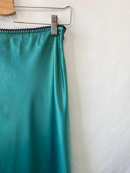 ZARA. Falda midi verde satinada T.s