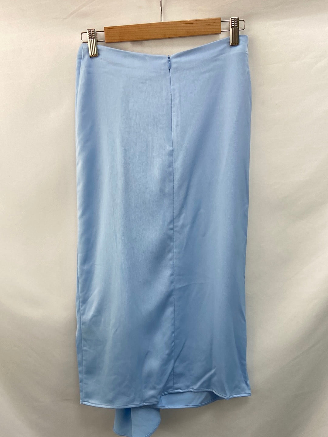 BY CLÉA. Falda midi azul volante (36,38,40)