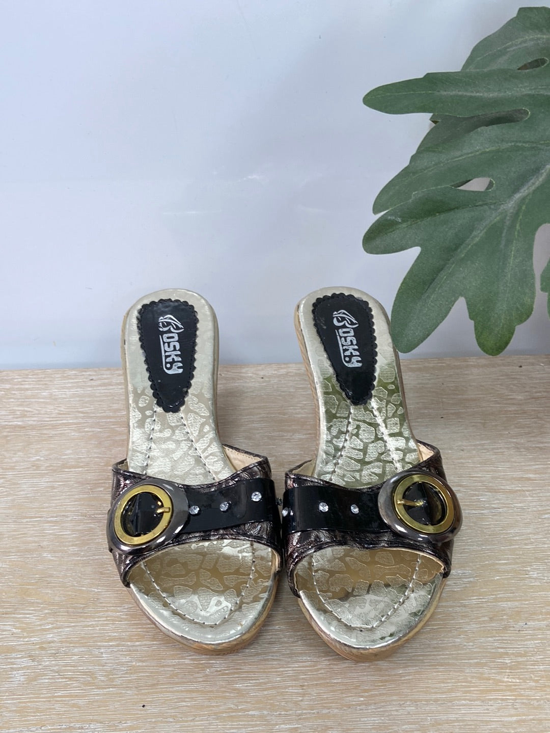 BOSKY. Buckle sandal size 36