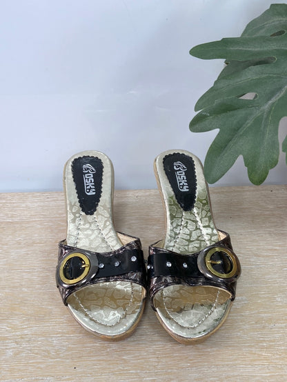 BOSKY. Buckle sandal size 36