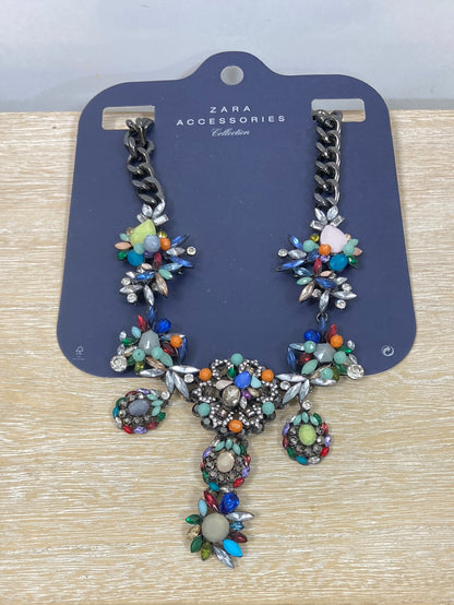 ZARA.Collar maxi piedras