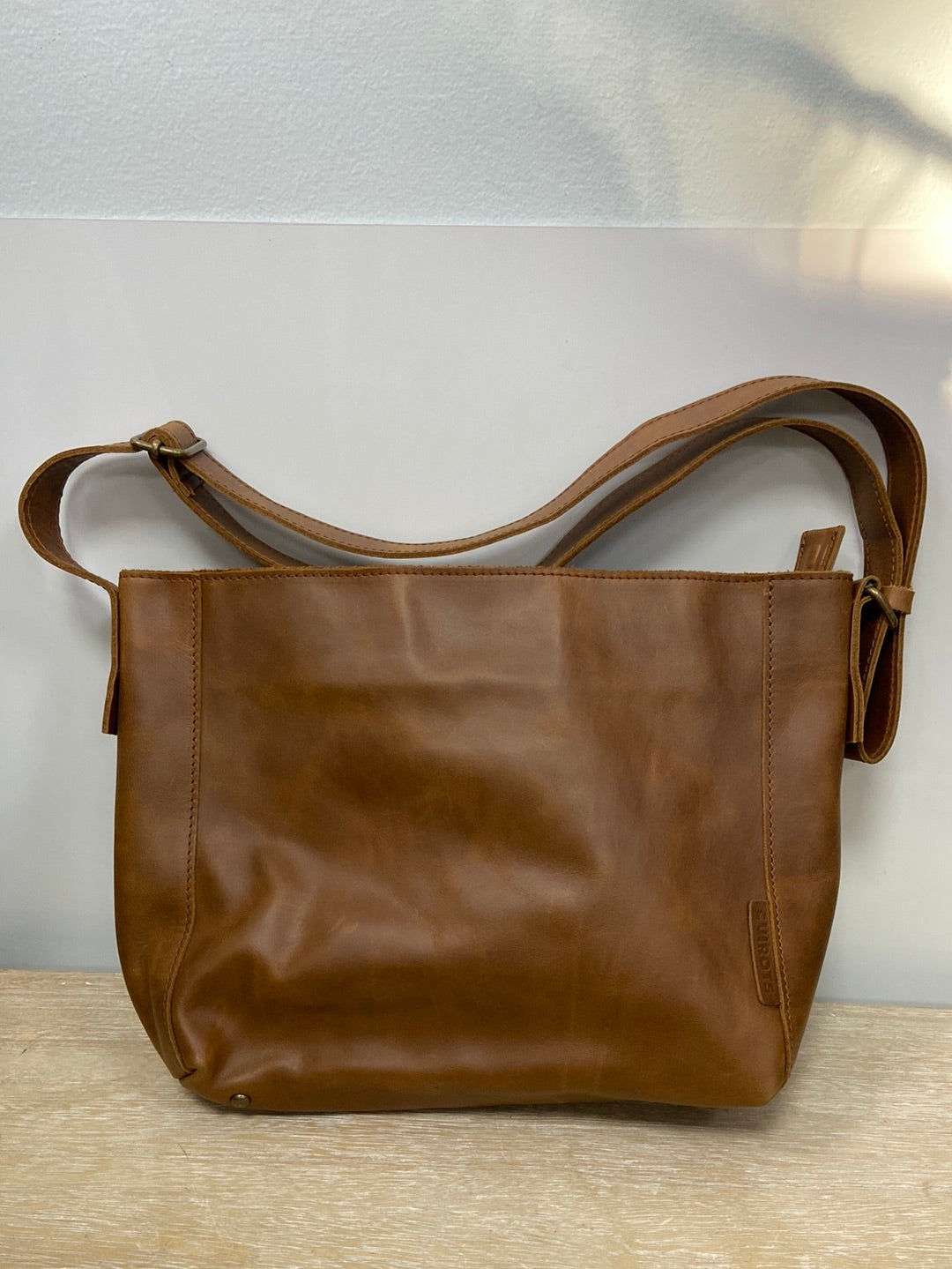 CUIROTS BCN. Camel leather bag