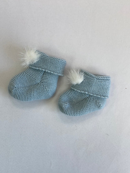 OTRAS. patucos azules punto pompón blanco T.9cm (6-12)