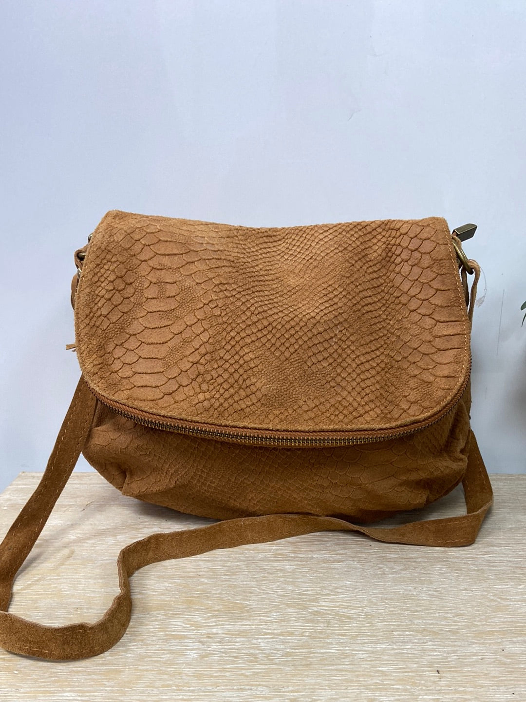 GENUINE LEATHER. Bolso marrón piel bandolera