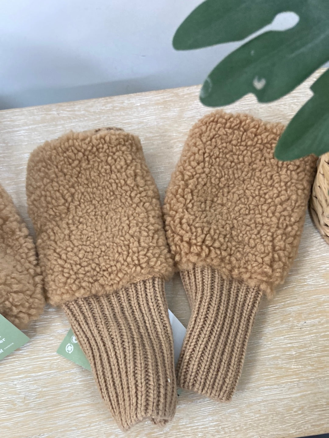 market. H&M.Pack bucket hat y muñequeras borrego