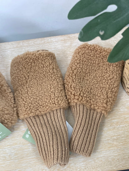 market. H&M.Pack bucket hat y muñequeras borrego