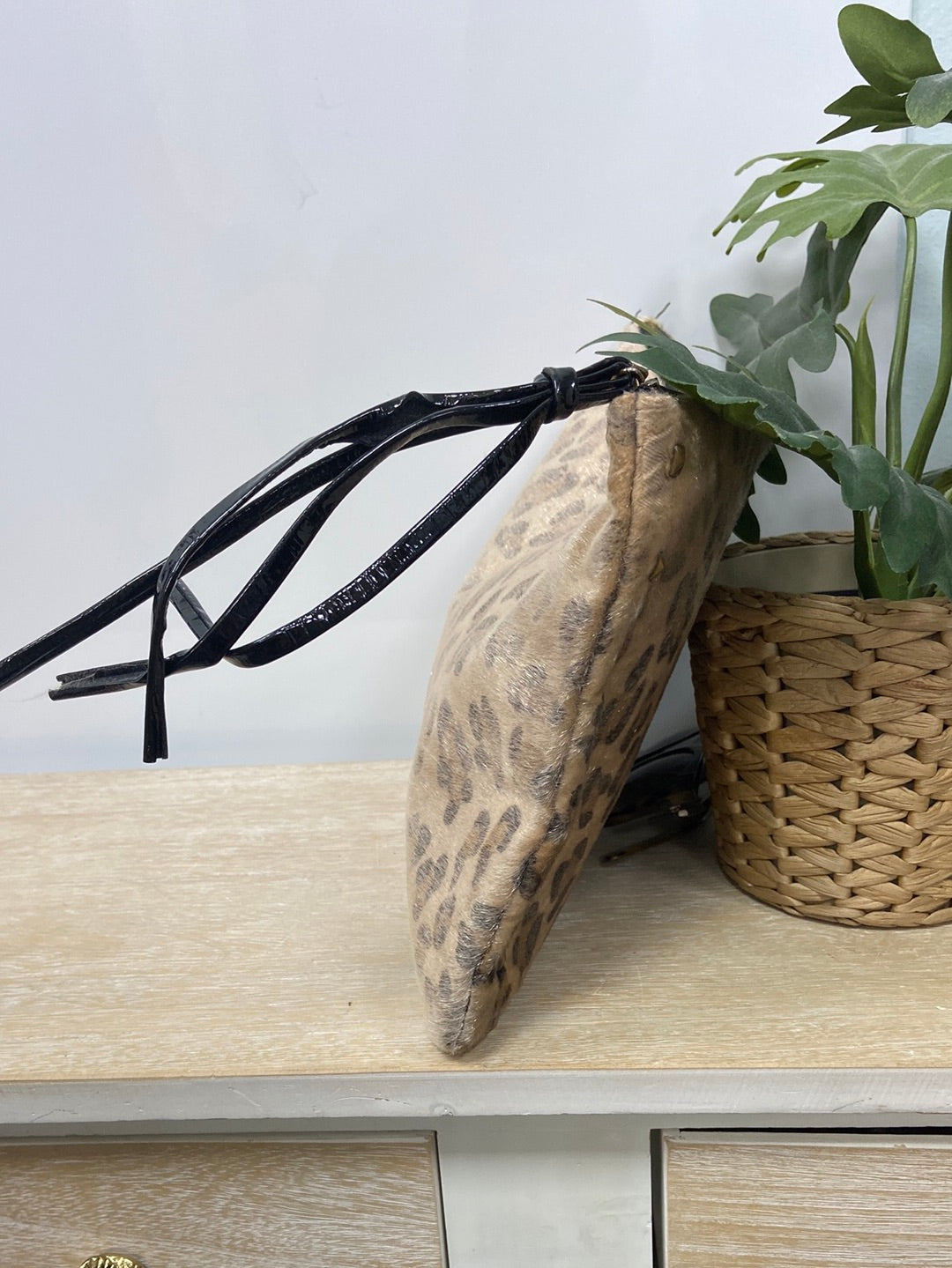 LEFTIES.Cartera de mano animal print mediana