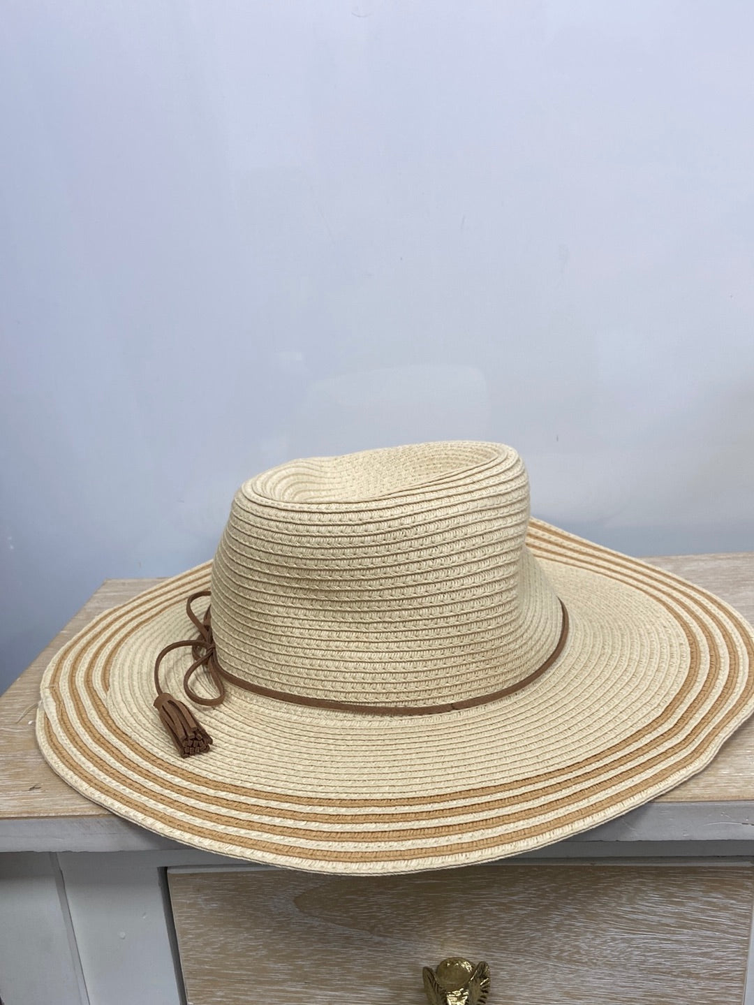 MINISO. Beige hat 57 cm