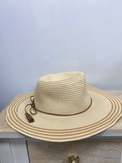 MINISO. Beige hat 57 cm