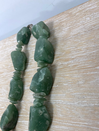 market. OTRAS.Collar piedras verdes