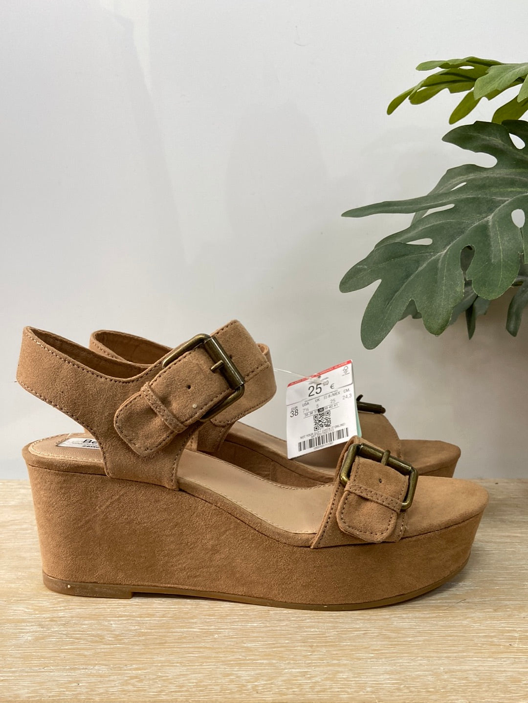 BERSHKA.Plataformas antelina beiges T.38