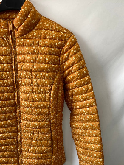 LEFTIES.Plumas mostaza flores T.s