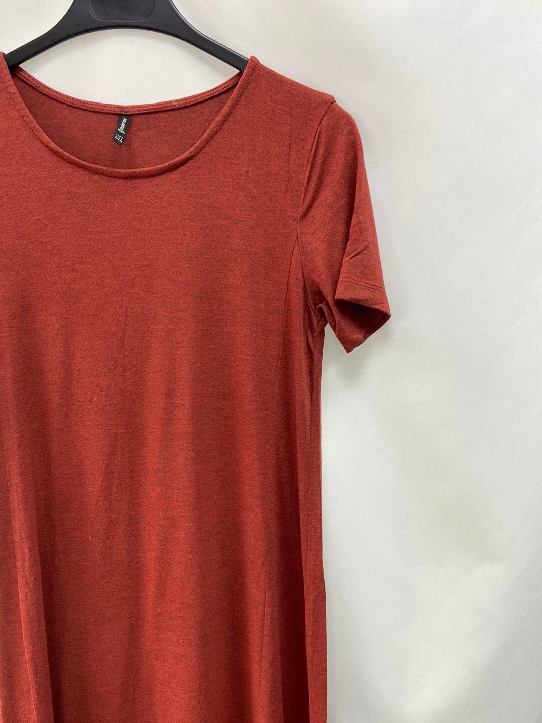 STRADIVARIUS.Vestido básico burdeos T.s