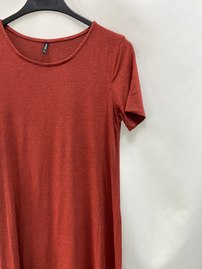 STRADIVARIUS.Vestido básico burdeos T.s