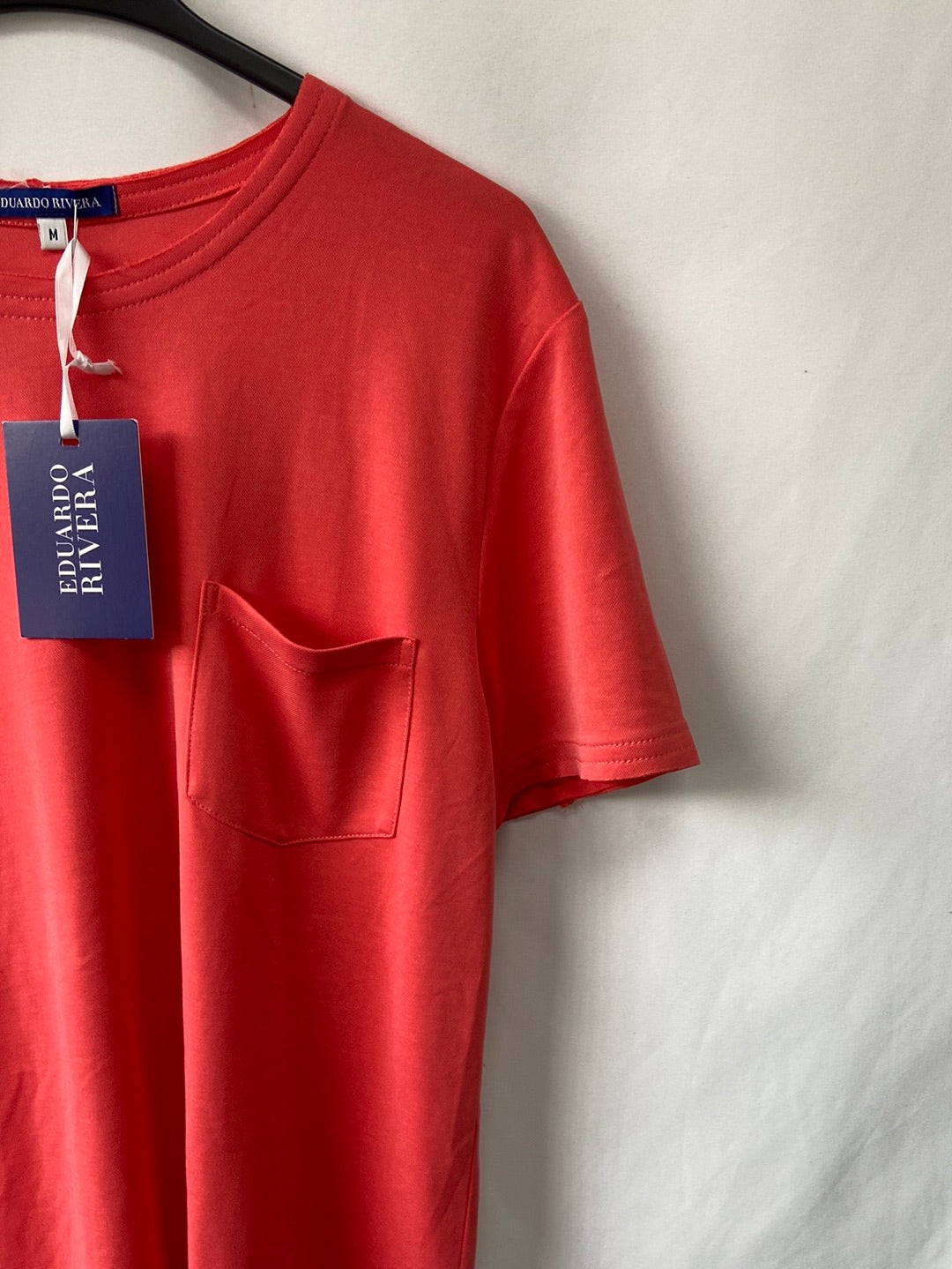 EDUARDO RIVERA.Camiseta básica Coral T.M