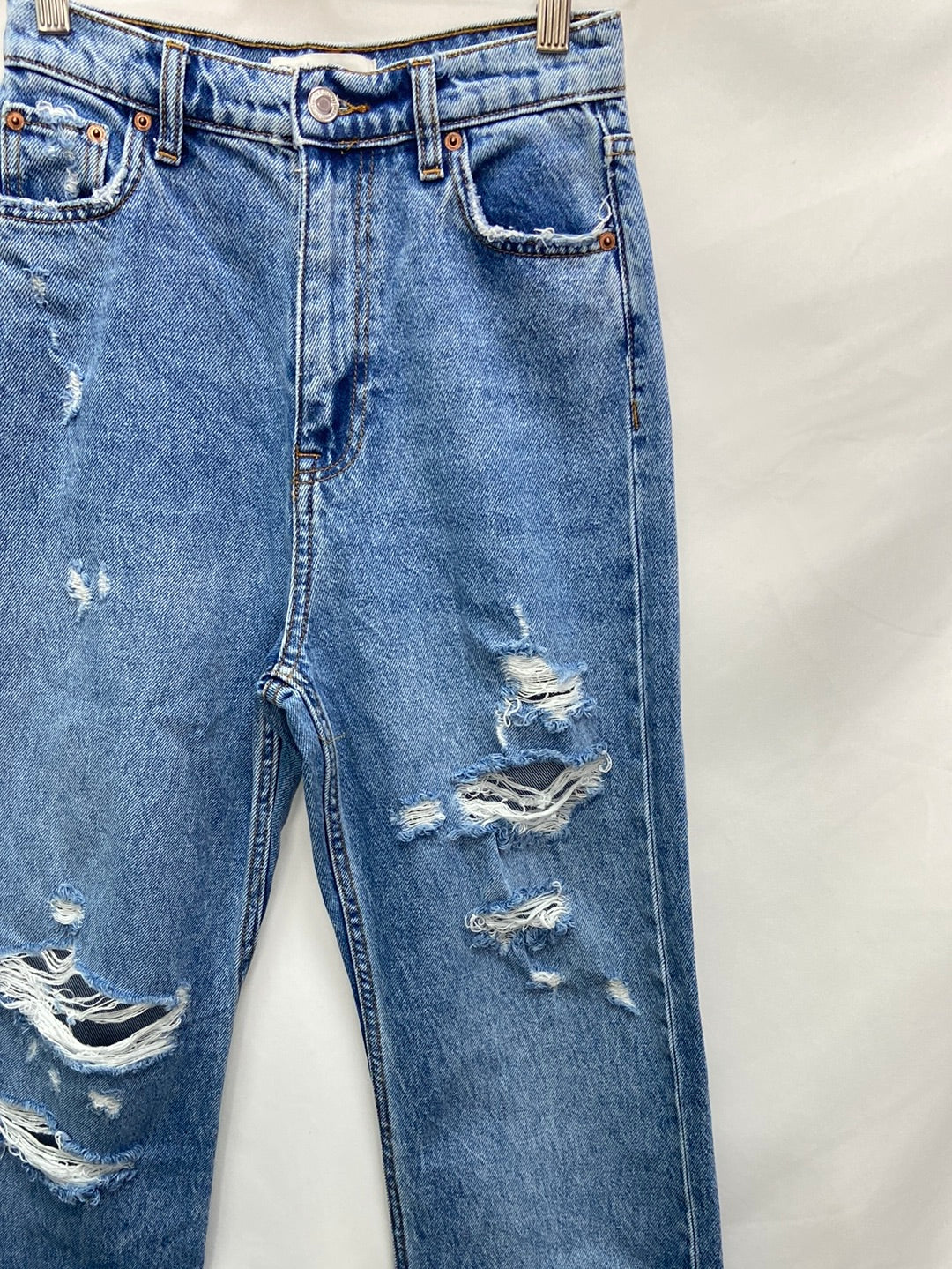 ZARA.Pantalones vaqueros rectos rotos T.34