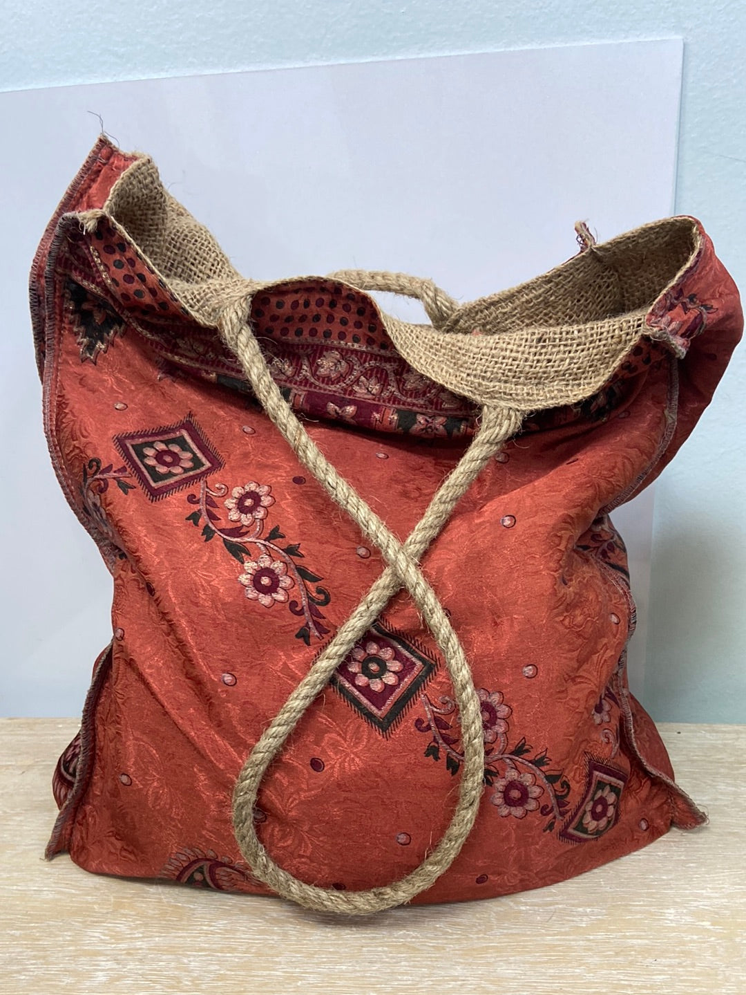 OTRAS.Bolso playero burdeos tela