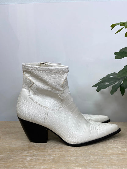 BERSHKA.Botines blancos cowboy T.37