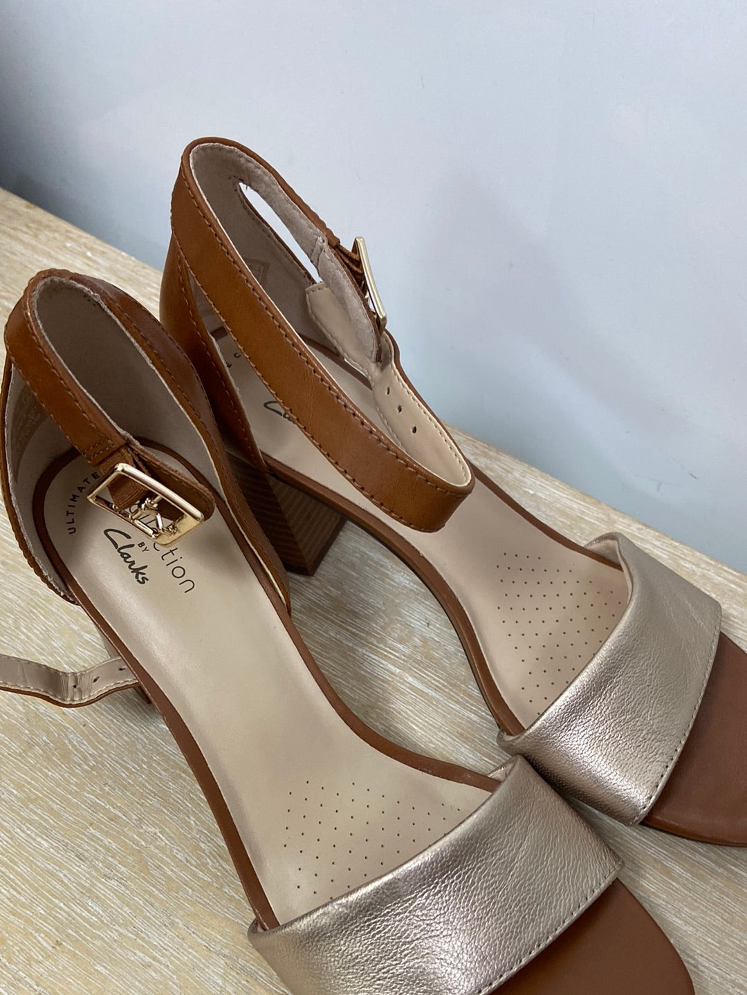 CLARKS. Sandalia piel bicolor T.38