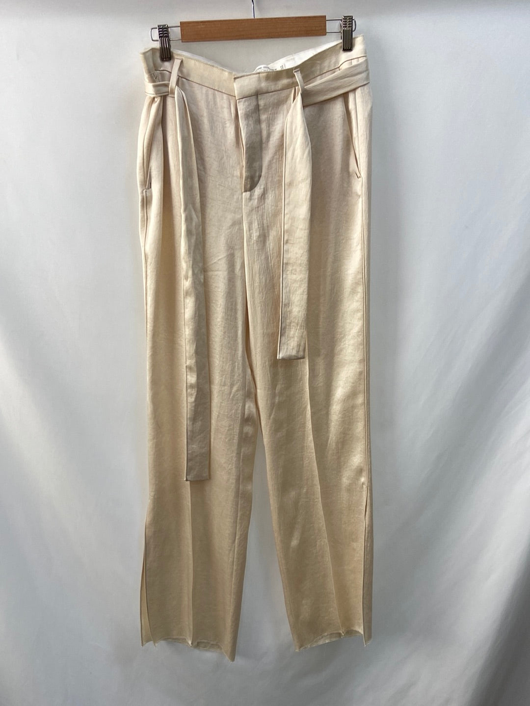 ZARA.Pantalones beiges satinados T.S