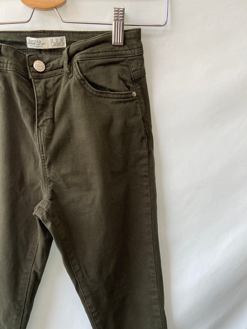BERSHKA. Pantalones pitillo verdes T.34