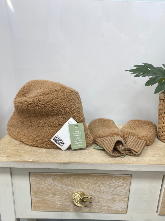 market. H&M.Pack bucket hat y muñequeras borrego