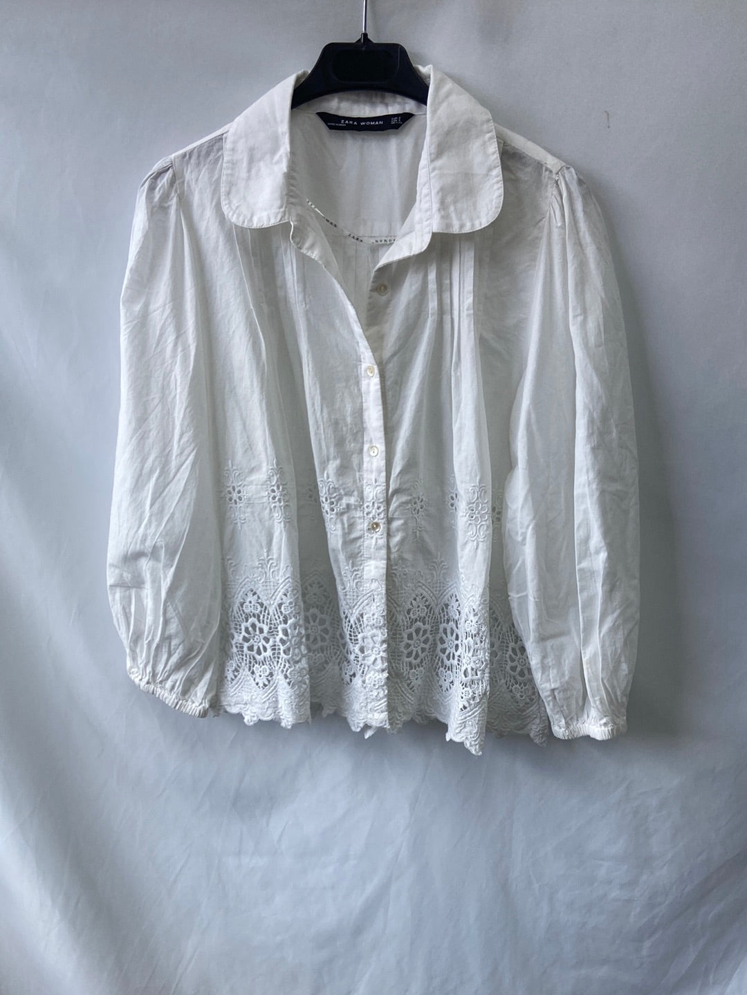 ZARA.Blusa blanca troquelada T.S