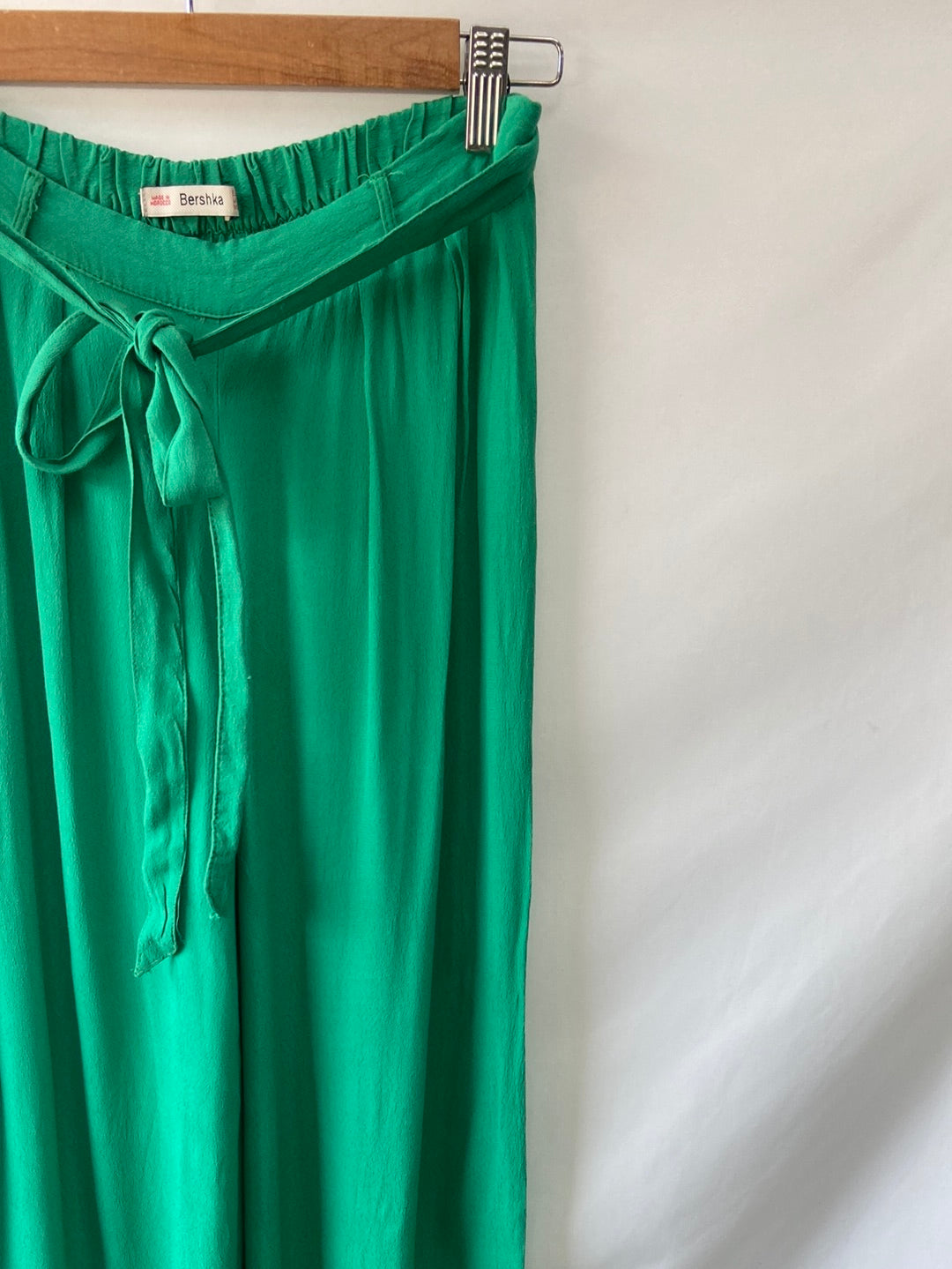 BERSHKA.Pantalones palazzo verdes T.m