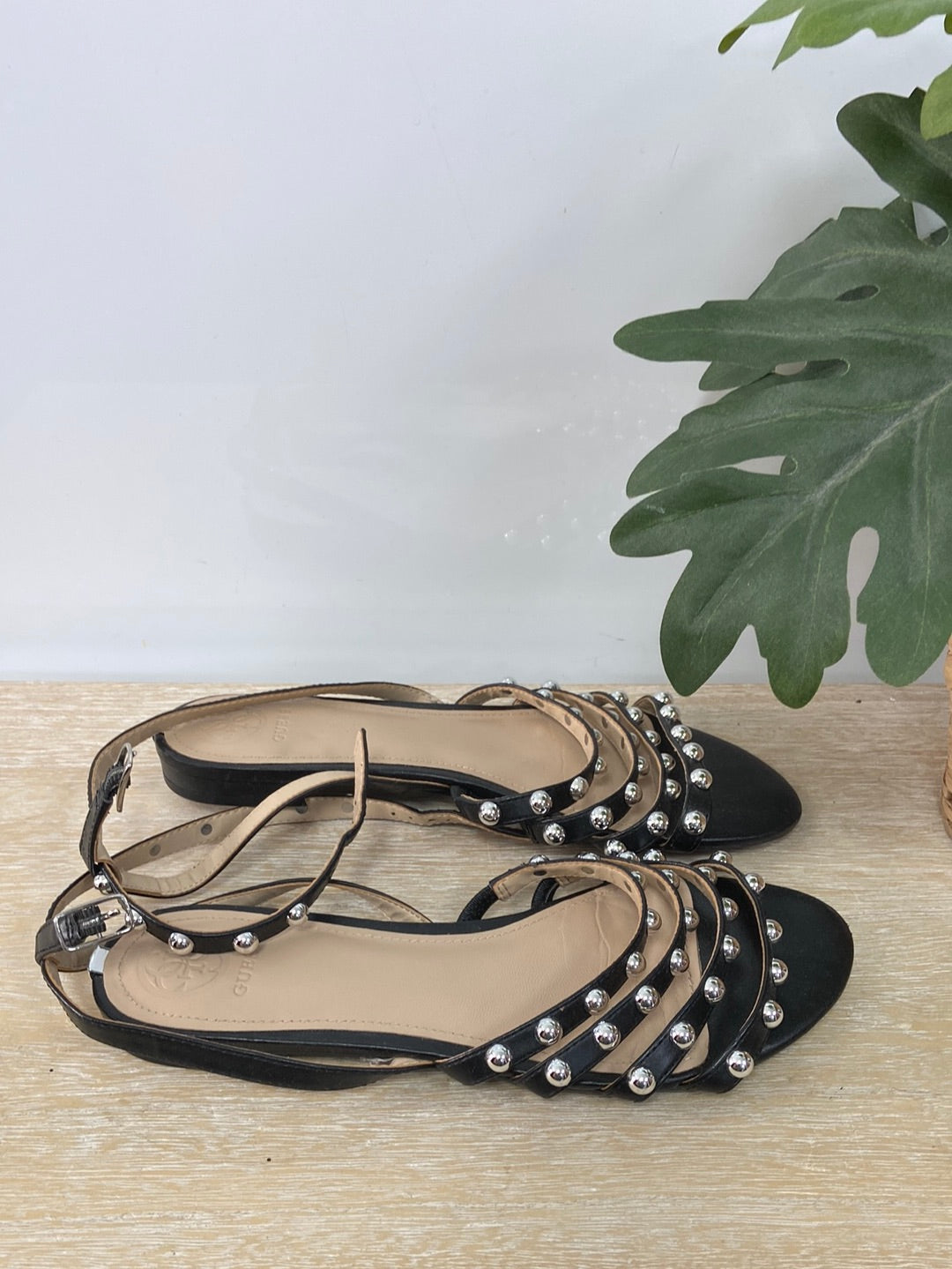 GUESS. Sandalia plata tachuelas T.39