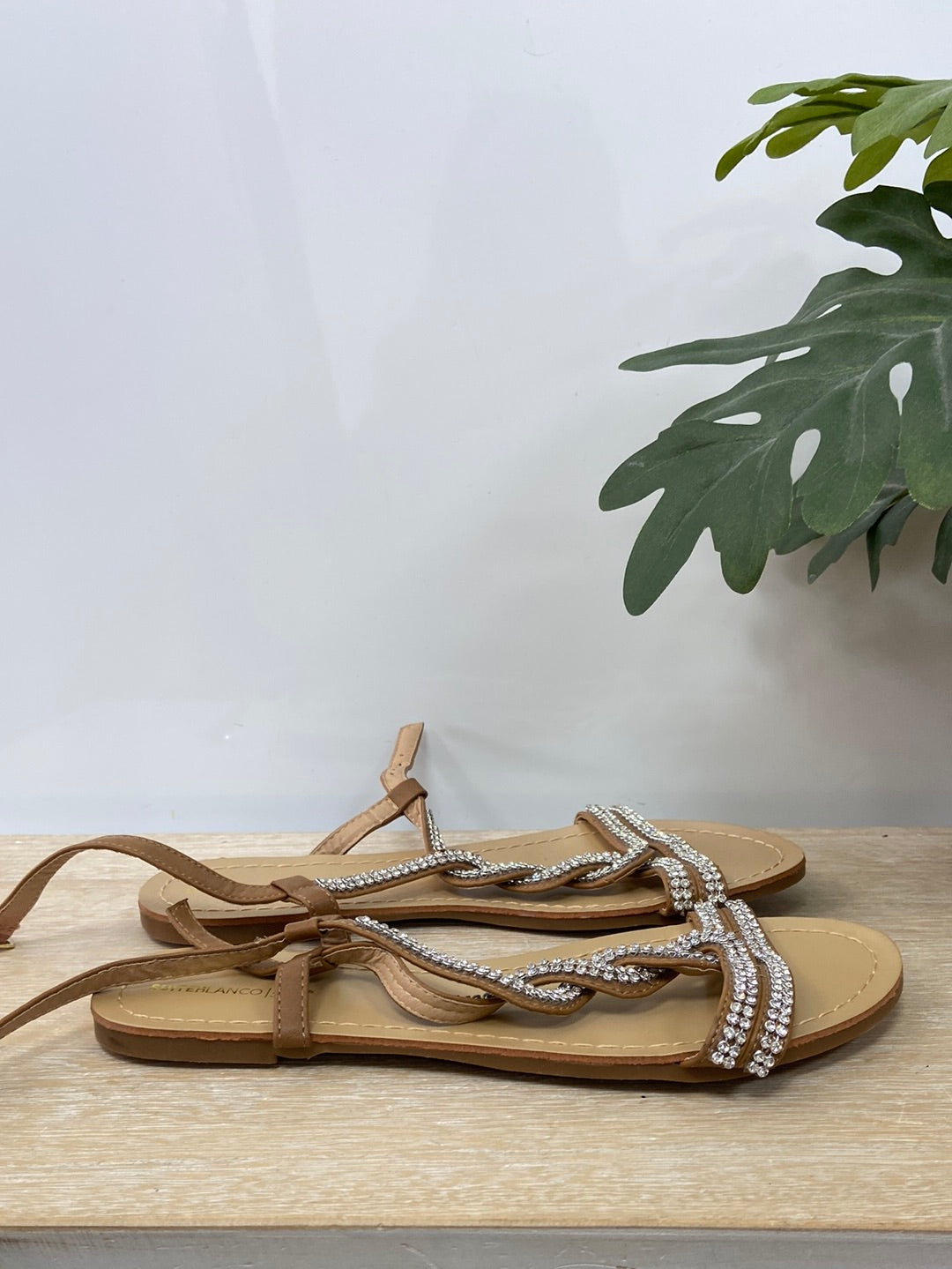 BLANCO.Sandalia pedrería T.38