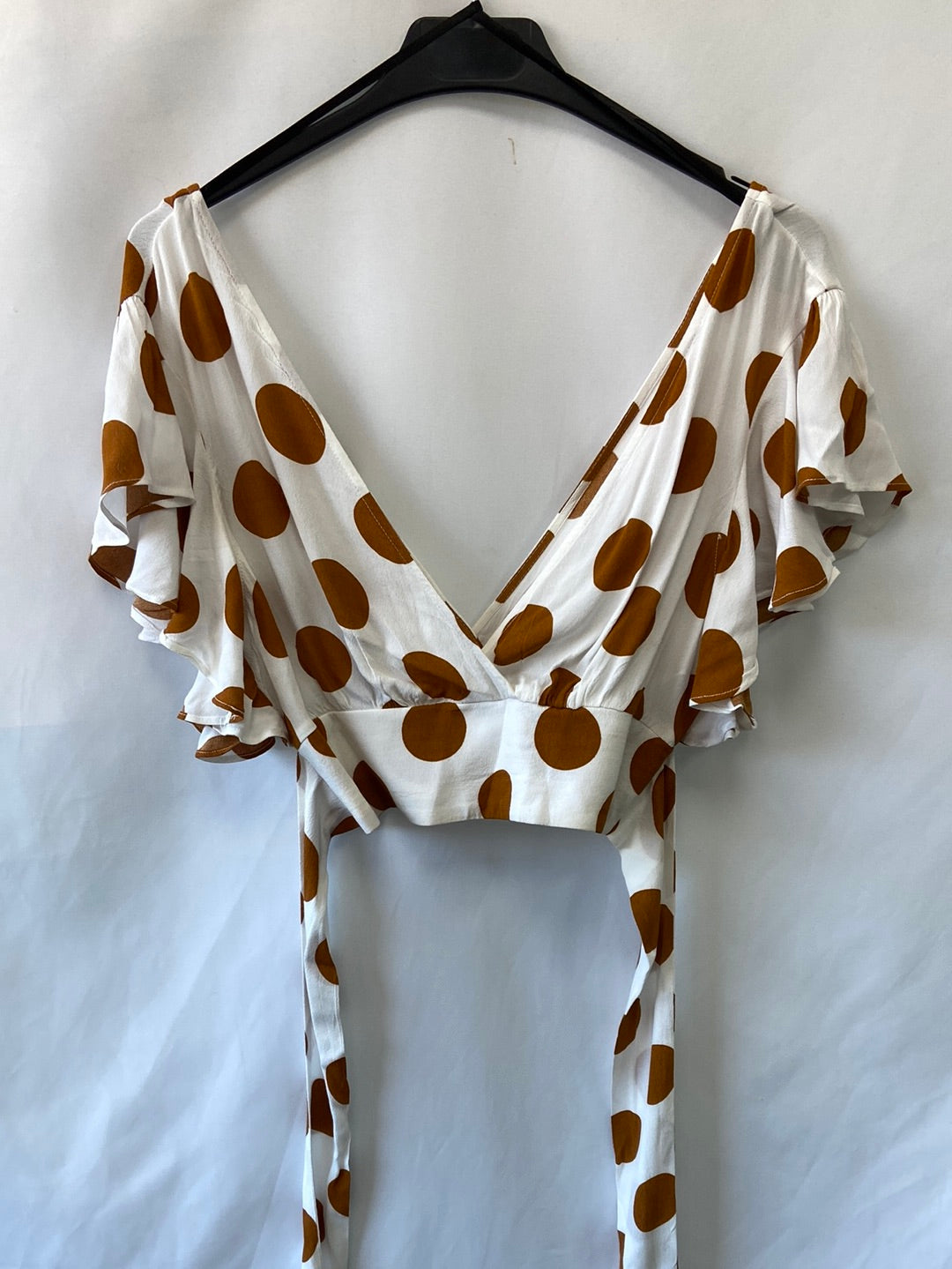 FOREVER21.Croptop blanco con lunares beiges T.S