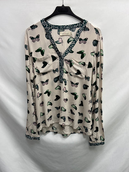 INDI&amp;COLD. Off-white blouse with green butterfly print.