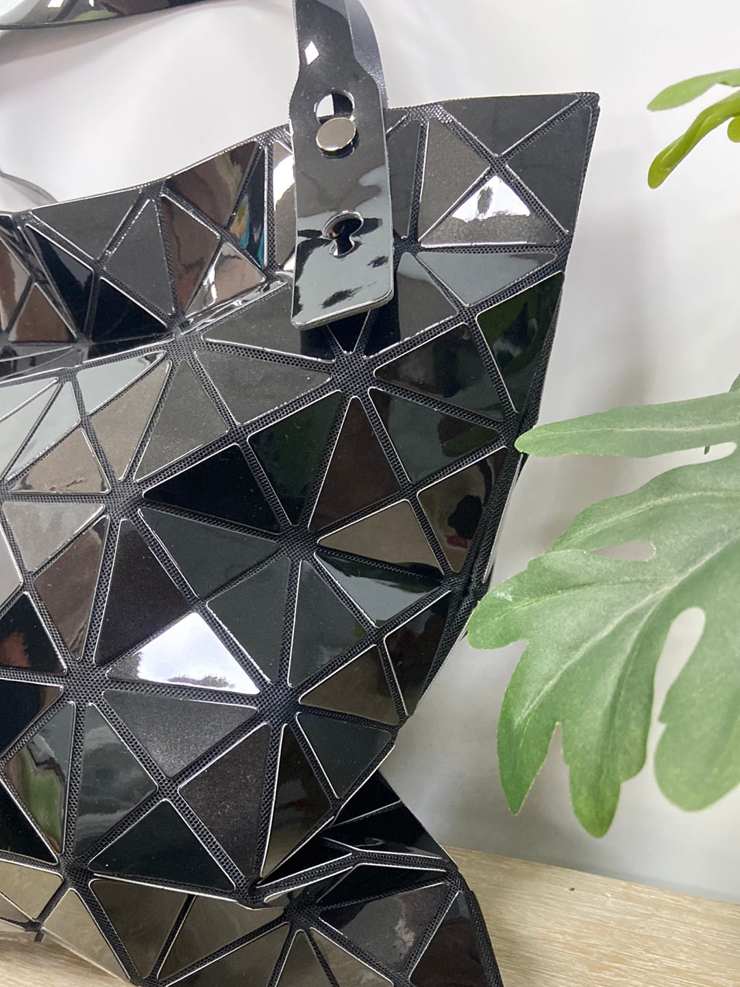 OTRAS.Bolso negro geométrico shopper