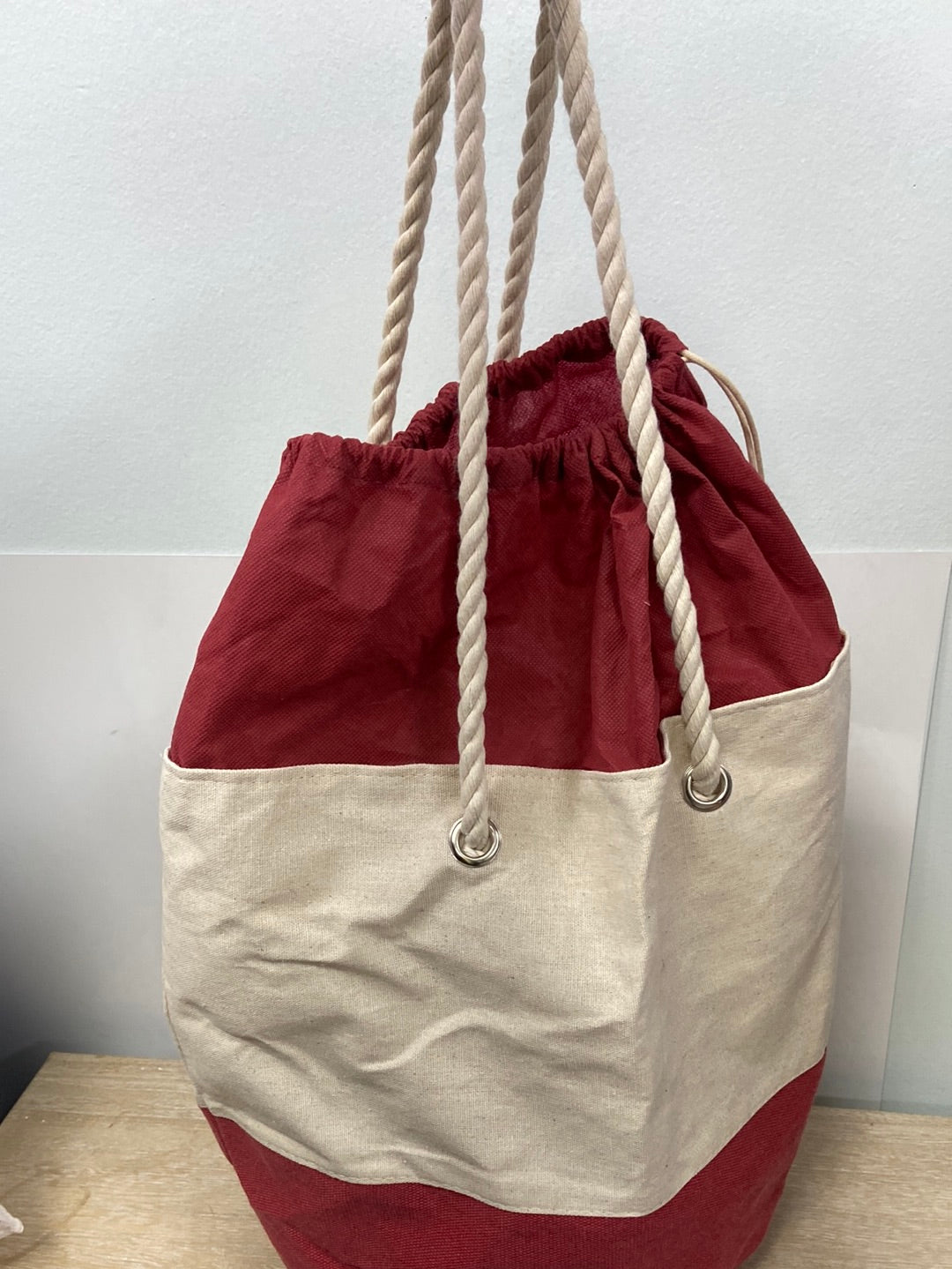 OTRAS. Bolso burdeos y beige estilo saco