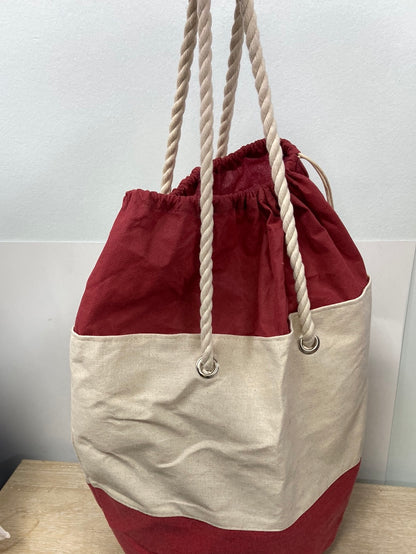 OTRAS. Bolso burdeos y beige estilo saco